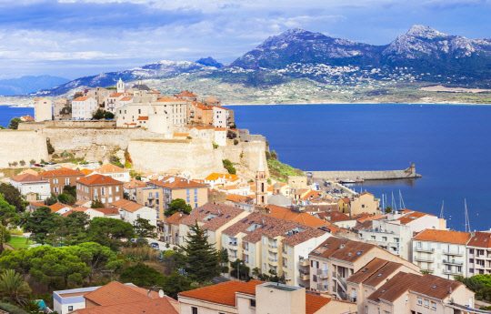 더 클래식 500 펜타즈 호텔의 와인 레스토랑 앤 바 '라비앙로즈'가 국내 최초로 프랑스령 코르시카섬의 대표적인 와이너리인 끌로 까나렐리 와인을 제안하는 '끌로 까나렐리 와인 디너'를 23일 개최한다. 코르시카섬 경관. 더 클래식 500 펜타즈 호텔 제공